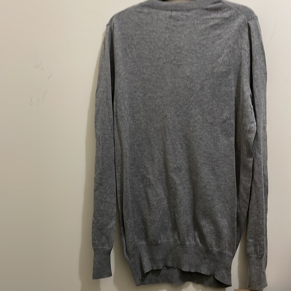 Gap gray v-neck sweater (sz m) - Picture 11 of 11